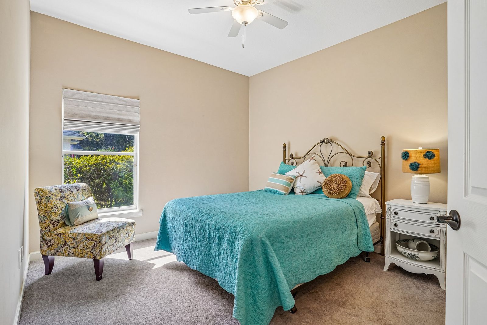 Guest bedroom with turquoise quilt