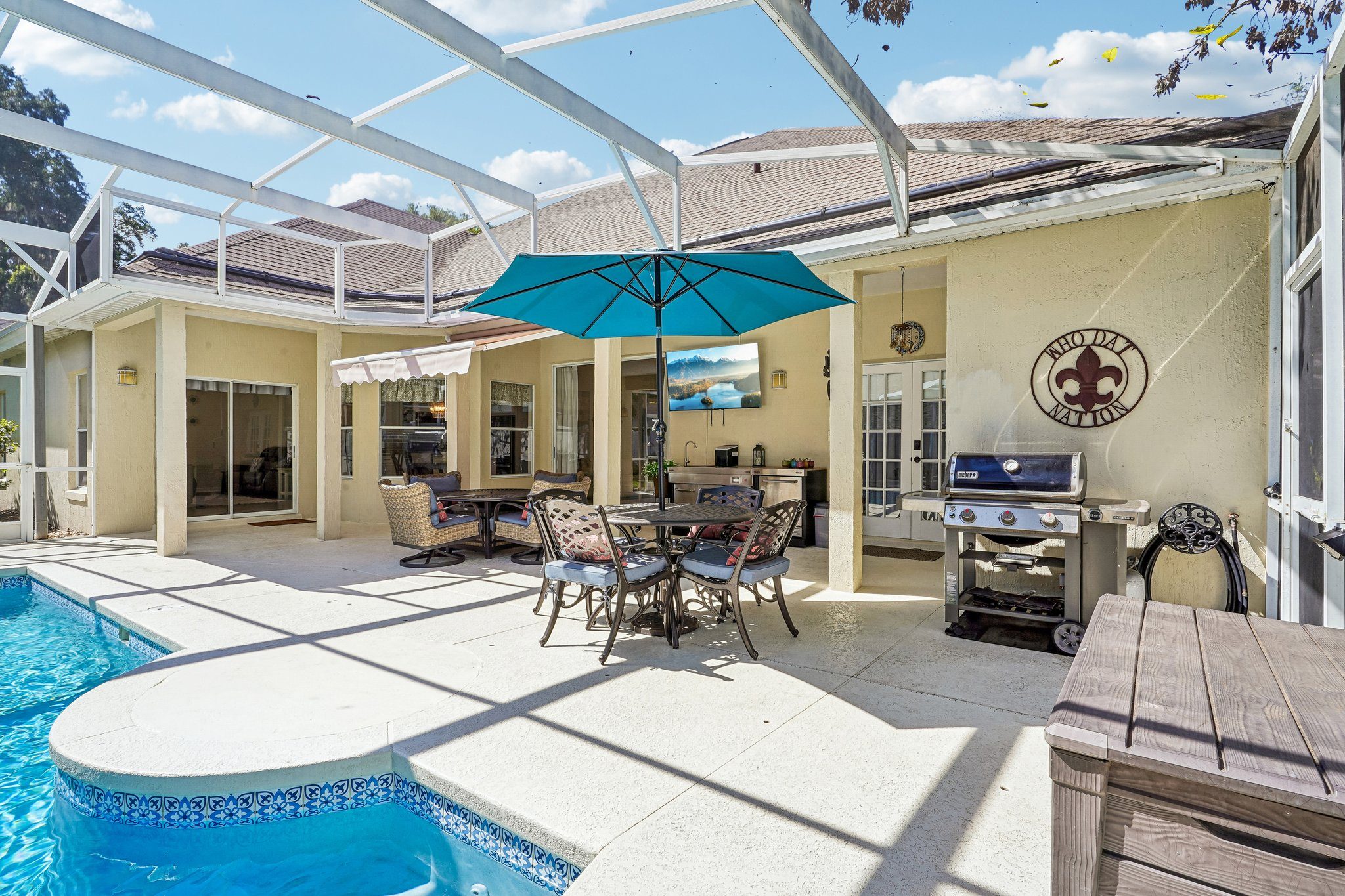 Outdoor dining beside pool